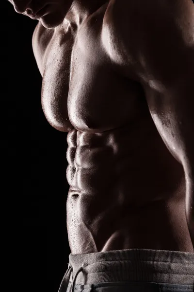 Starker athletischer Mann Fitness-Modell Oberkörper zeigt Sixpack Bauchmuskeln. — Stockfoto