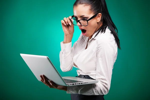 Joven mujer de negocios con portátil — Foto de Stock