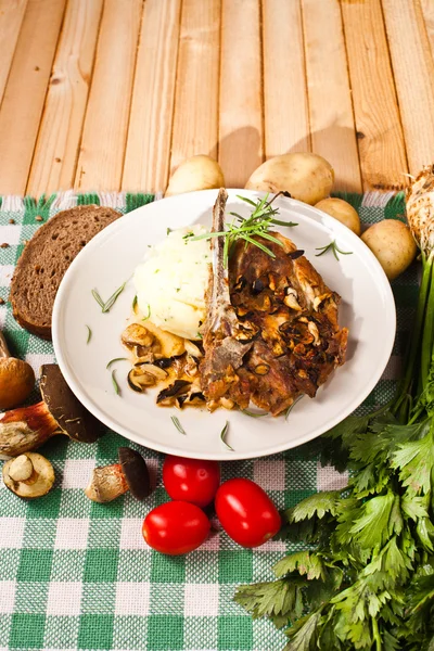 Costeleta de porco com purê de batatas e legumes — Fotografia de Stock