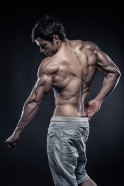 atletik erkek fitness model sırt kasları trice ile poz