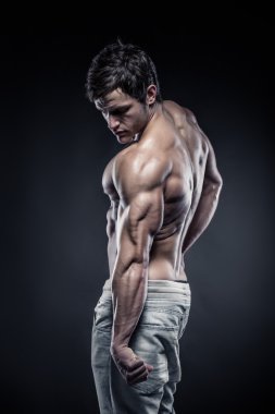 sırt kasları ve tricep poz atletik erkek fitness modeli