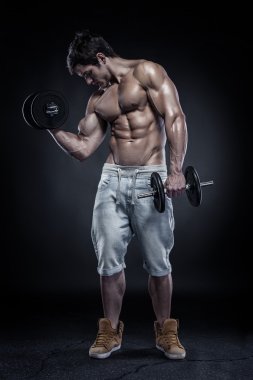 kaslı vücut geliştirmeci biri dumbbells ile bla yapıyor