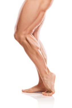 çıplak gösteren güçlü bir atletik erkek fitness modeli gövde kas  