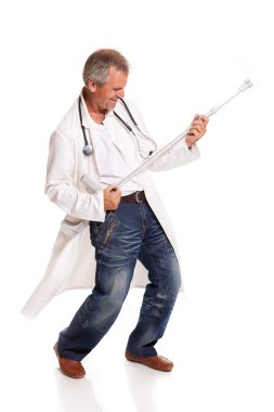 koltuk değneği ile deli doktor beyaz arka plan üzerinde dans etmek.