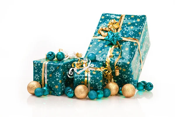 Hediyelik kutu ve üzerinde beyaz izole Noel topları — Stok fotoğraf