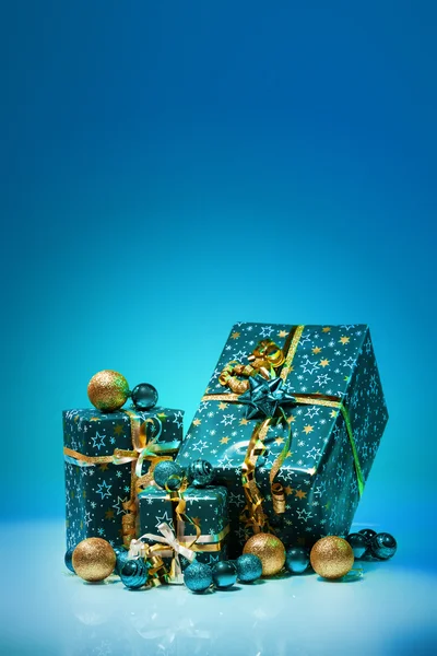 Cajas de regalo y bolas de Navidad, aisladas sobre fondo azul —  Fotos de Stock