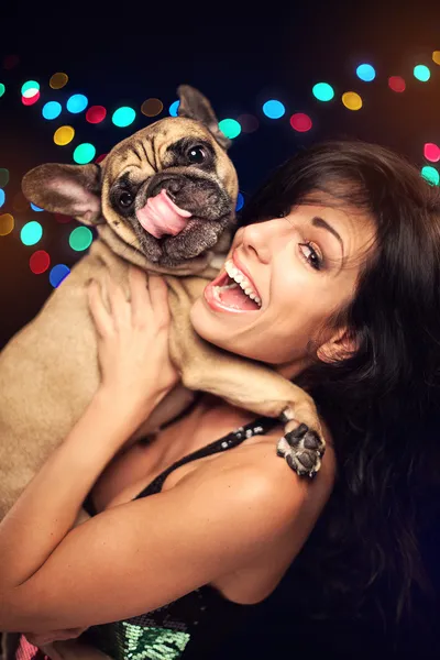 Mulher feliz com bulldog francês na festa de Ano Novo — Fotografia de Stock