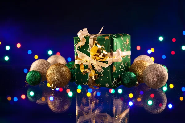 Noel süslemeleri ampul ve ışıkları ile hediye — Stok fotoğraf