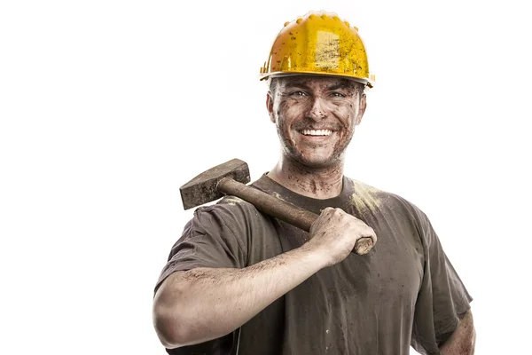 Joven trabajador sucio con casco de sombrero duro — Foto de Stock