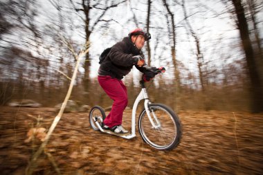 adam scooter üzerinde