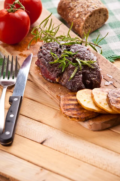 Bife grelhado, batatas assadas, legumes — Fotografia de Stock