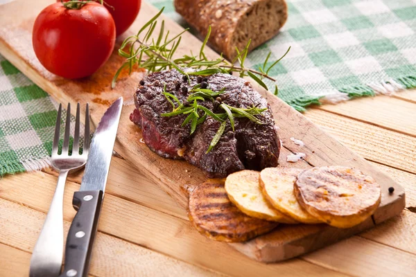 牛肉のグリル ステーキ、ベイクド ポテト、野菜 — ストック写真