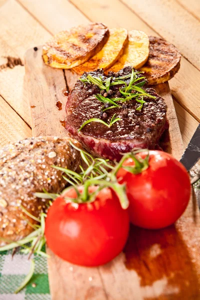 Grilled beef steak, baked potatoes, vegetable — Stock Photo, Image