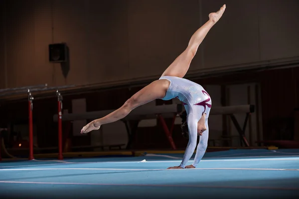 Portrét mladých gymnastek soutěžících na stadionu — Stock fotografie