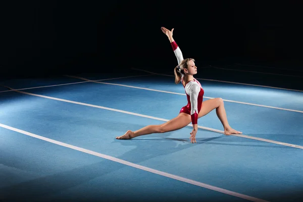 スタジアムで競い合う若い体操選手の肖像画です — ストック写真