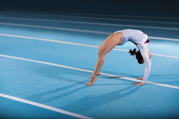 Портрет молодих гімнасток, що змагаються на стадіоні — стокове фото