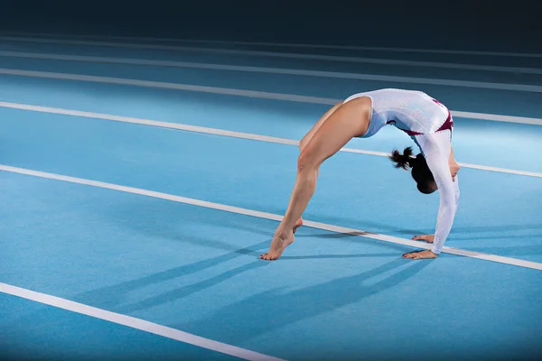 スタジアムで競い合う若い体操選手の肖像画です — ストック写真