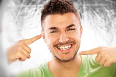 adam sağlıklı dişler gülümsüyor