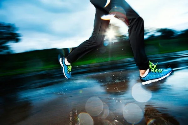 Enda löpare kör i regn — Stockfoto