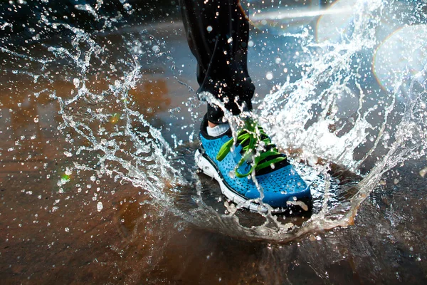 Einzelläufer läuft im Regen — Stockfoto