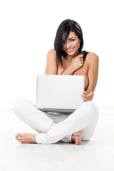 Frau sitzt mit Laptop — Stockfoto