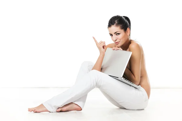 Frau sitzt mit Laptop — Stockfoto