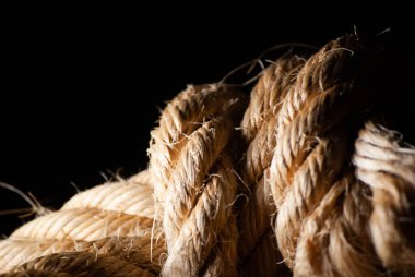 Geniş bir halat ya da halat düğümü çok yakından görülebiliyor.