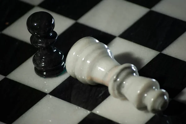 Satranç oyununda piyon rakip şahı mat ederek oyunu kazanır.