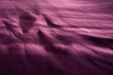 Pembe ya da morumsu yumuşak, sıcak kumaş.