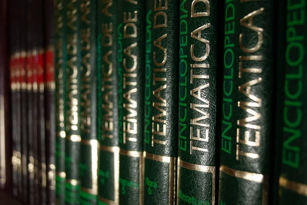 Bir raf dolusu yabancılaşmış kitap