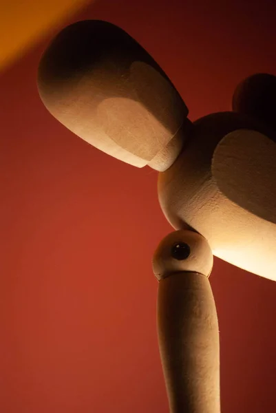 Sanatçı mankeni ön planda ve kırmızı arkaplanda bulundu.