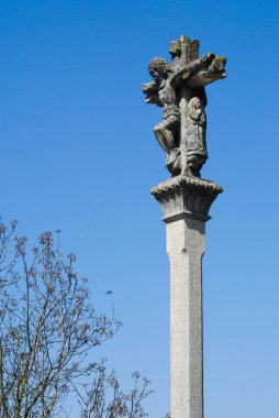 İsa yolda bir sütunun üzerinde