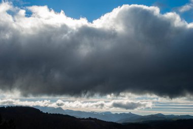 Gri bulutlu gökyüzü manzarası