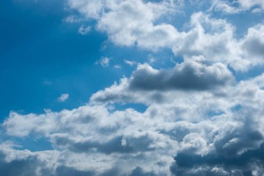 Bulutlu mavi gökyüzü