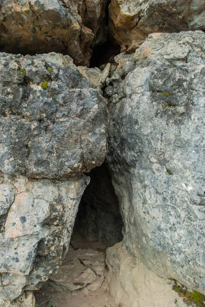 Небольшой Вход Скалистую Горную Пещеру — стоковое фото