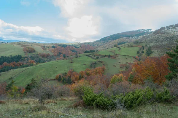 Paisaje Montaña Con Bosques Colores Verde Rojo Naranja Amarillo Que — Foto de Stock