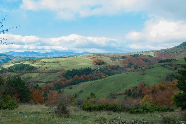 Yeşil Kırmızı Turuncu Sarı Renkli Ormanlarla Kaplı Dağ Manzarası Manzaraya — Stok fotoğraf