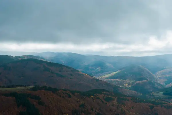 Paesaggio Montano Con Boschi Colori Verdi Rossi Arancioni Gialli Che — Foto Stock