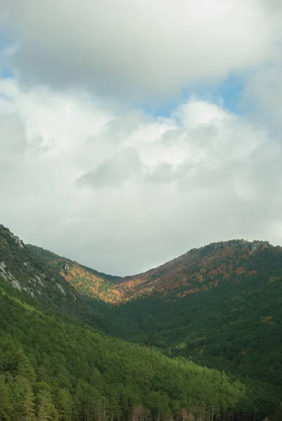 Paisagem Montanhosa Com Florestas Cores Verde Vermelho Laranja Amarelo Que — Fotografia de Stock