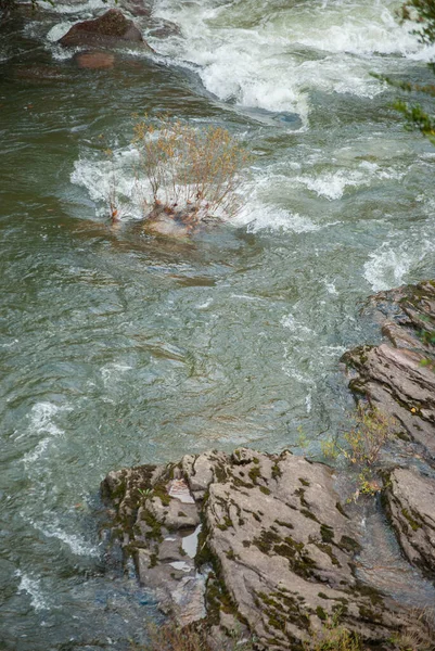 岩の多い地域を高速で渡る川の急流 — ストック写真