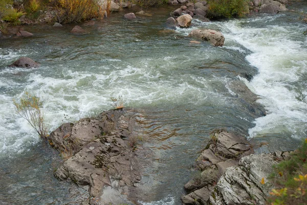 Rzeka Przepływa Przez Skaliste Tereny Dużą Prędkością — Zdjęcie stockowe