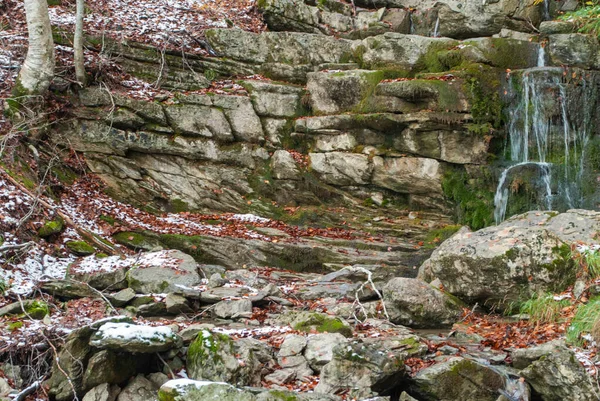 Pequeña Cascada Estanque Natural Con Hojas Rojas Que Contrastan Con —  Fotos de Stock