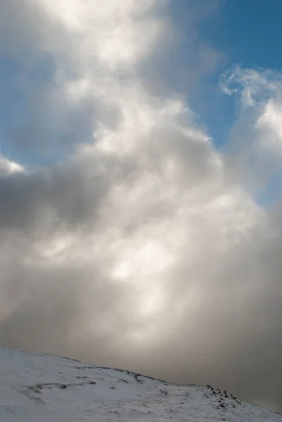 Paisagem Montanhosa Com Neve Grandes Nuvens Brancas Anunciando Tempestade Ventos — Fotografia de Stock