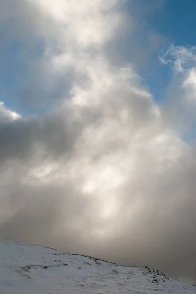 Paisaje Montañoso Con Nieve Grandes Nubes Blancas Anunciando Tormenta Fuertes —  Fotos de Stock