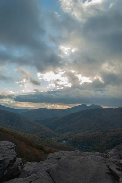 多云的落日 多雨的天气 多山的风景 绿树成荫 — 图库照片