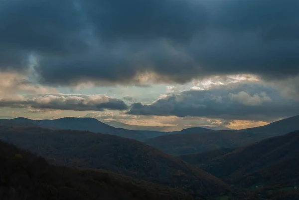 Горный Пейзаж Облачным Небом Заката Бурной Погодой Горы Покрыты Зеленоватыми — стоковое фото