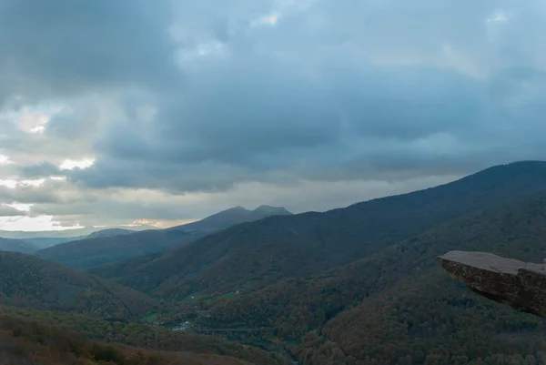 Paysage Montagneux Avec Ciel Nuageux Coucher Soleil Avec Temps Orageux — Photo