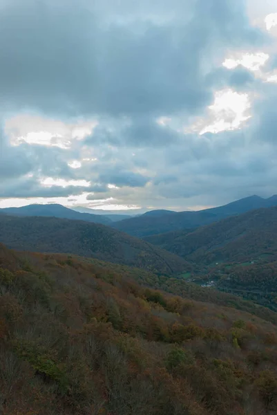 Paysage Montagneux Avec Ciel Nuageux Coucher Soleil Avec Temps Orageux — Photo