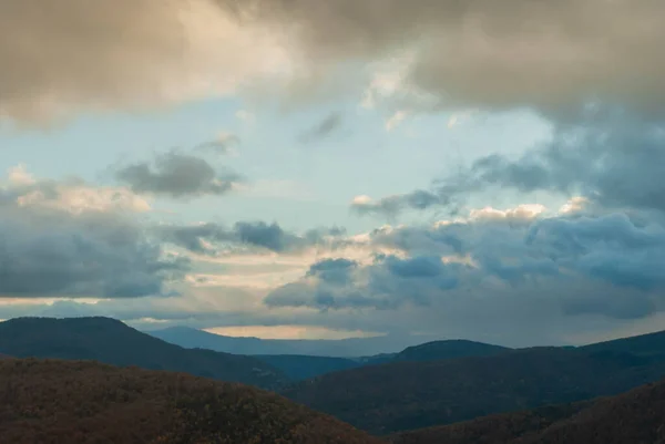 Горный Пейзаж Облачным Небом Заката Бурной Погодой Горы Покрыты Зеленоватыми — стоковое фото
