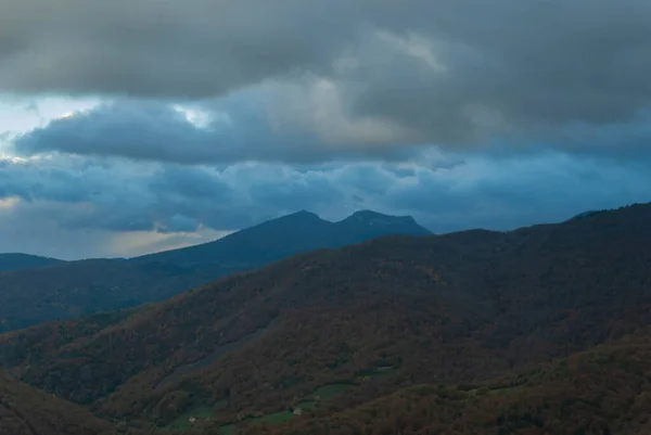 Dağlık Arazi Bulutlu Bir Gün Batımı Gökyüzü Fırtınalı Hava Dağlar — Stok fotoğraf